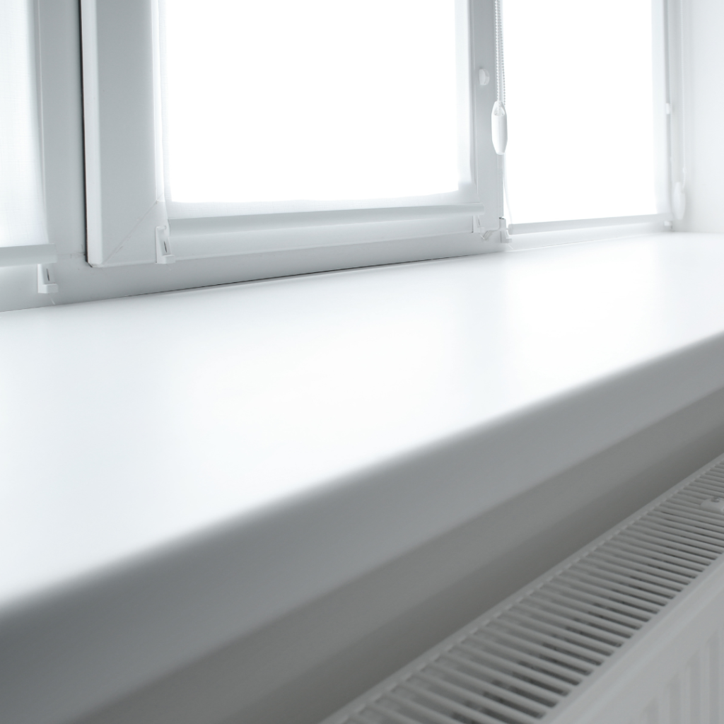Biały parapet, w tle białe okno